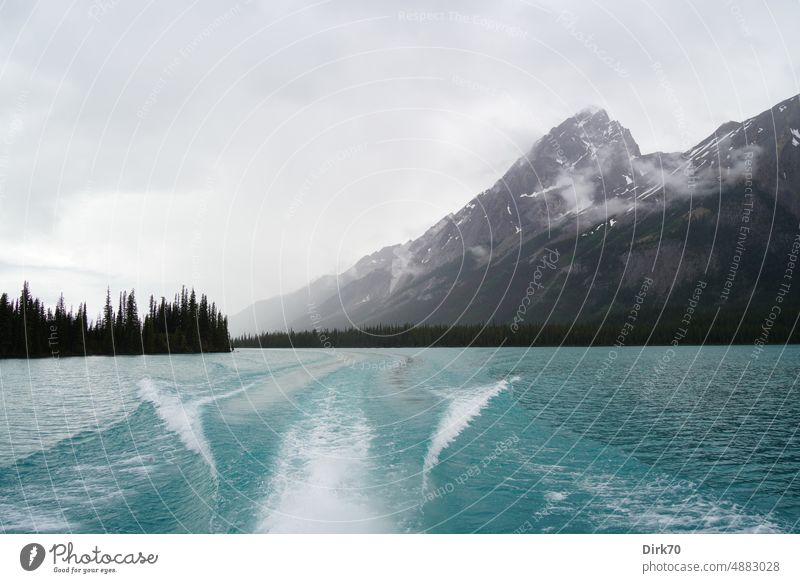 Maligne Lake im Jasper Nationalpark, Alberta, Kanada See Wasser Kielwasser Gletschersee blau türkis bedeckt bedeckter himmel grau grauer Himmel Berge u. Gebirge