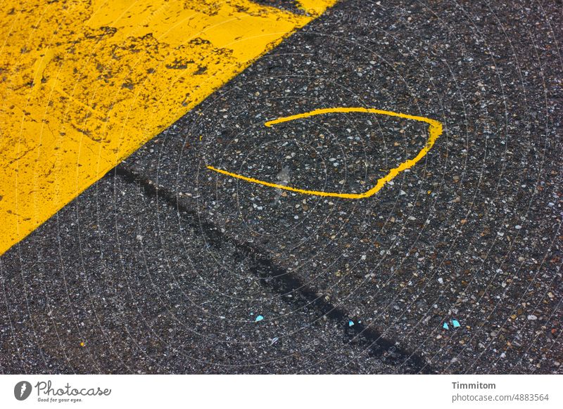 Sonnenbrille auf der Straße? Und dann kam die Walze? Straßenbelag Asphalt dunkel Markierung Fahrbahnmarkierung Farbe gelb Spuren Farbschlieren Ecke Menschenleer