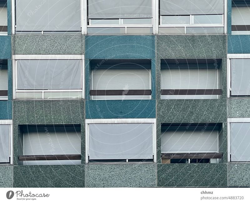 Fassade Fenster Jalousie Loggia Balkon grün Geschlossen Haus Architektur Außenaufnahme Fensterscheibe Fensterladen Wand Gebäude Rollladen grau Bauwerk