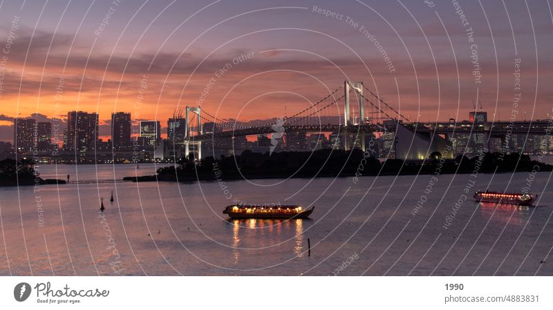 Regenbogenbrücke in Tokio bei Sonnenuntergang Brücke Asien Tokyo Rainbow Bridge Odaiba Sonnenuntergangshimmel Sonnenuntergangsstimmung Stadtbild Stadtsilhouette