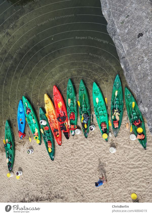 Bunte Kanus aus der Vogelperspektive Wasser Fluss Natur Sommer Paddel Abenteuer Aktivität Kanutour Urlaub Erholung Tourismus Reise Sport Kajak Ufer