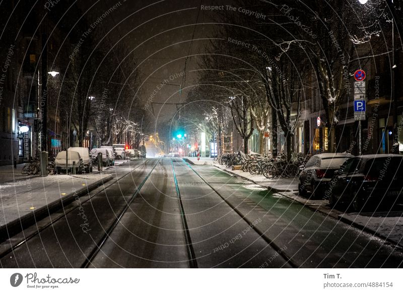 Nachts im Winter in der Kastanienallee Prenzlauer Berg Schnee Farbfoto Gleise Berlin Außenaufnahme Stadt Hauptstadt Stadtzentrum Altstadt Menschenleer