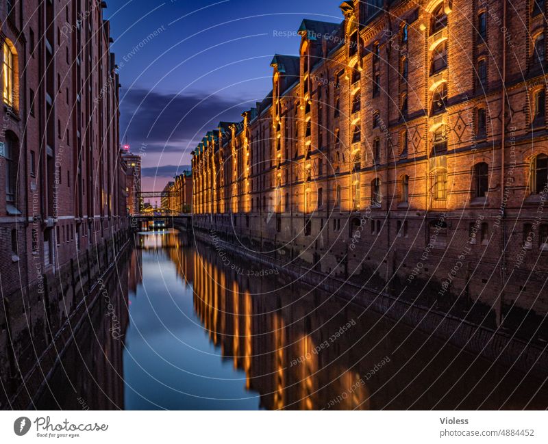 Abends in der Speicherstadt Hamburg Hafen City Beleuchtung Spiegelung Langzeitbelichtung Elbe Abendrot