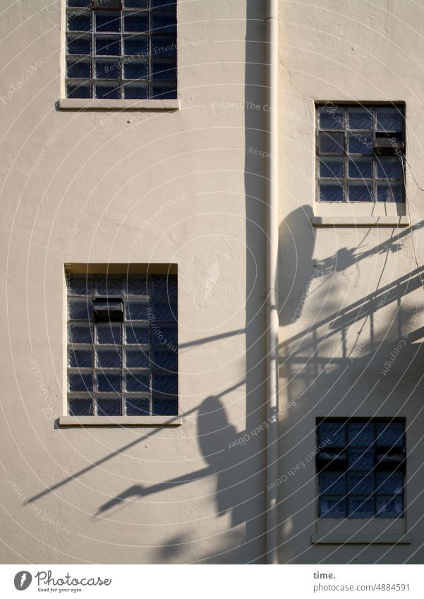 Hinterhof im Abendlicht wand fenster schatten sonnenlicht sonnig regenrohr hinterhof glasbausteine antenne Satellitenschüssel zaun abendlicht