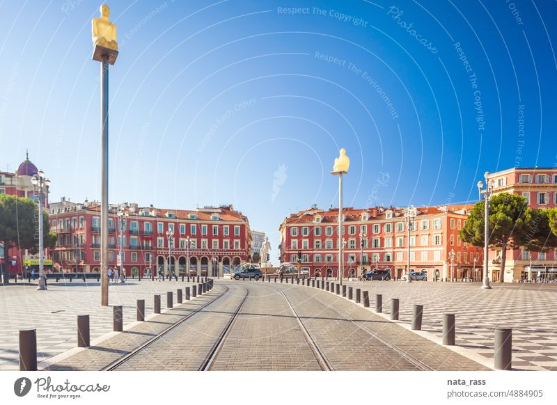 Nizza, Frankreich - 1. August 2021: Straßenbahn in Richtung Fontaine du Soleil am Place Massena Eisenbahn Kunst Murmel Kultur im Freien kulturell historisch