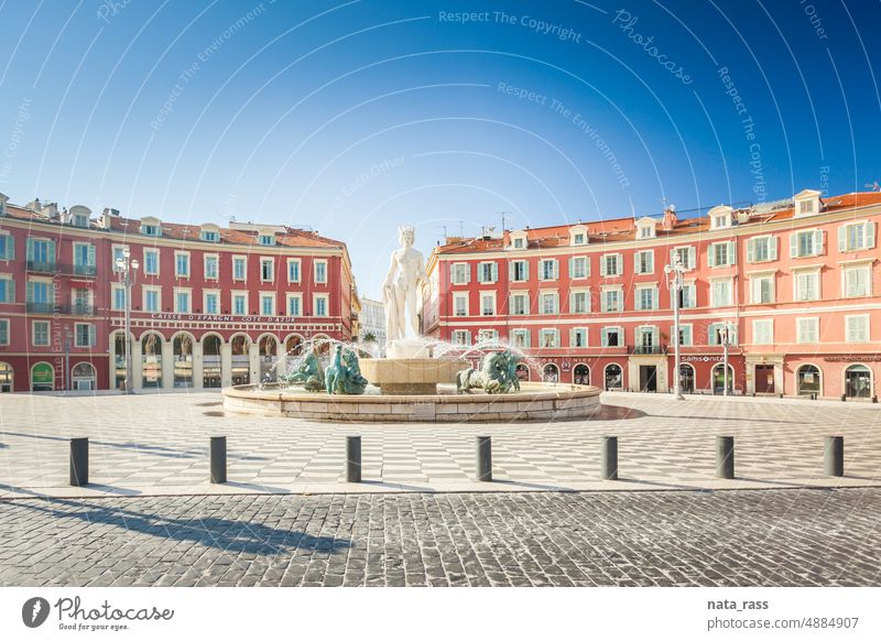 Nizza, Frankreich - 1. August 2021: Apollo-Statue als Fontaine du Soleil auf der Place Massena Kunst Murmel Kultur im Freien kulturell historisch weiß