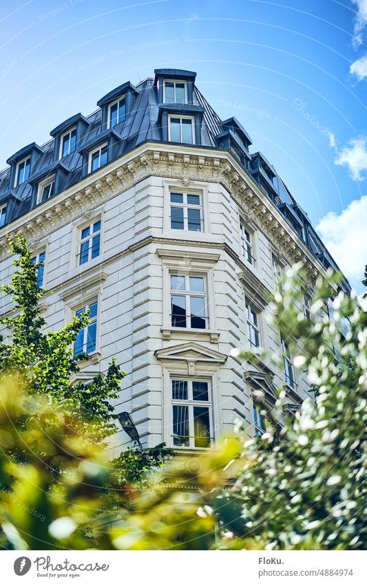 Wohnhaus in Hamburg mit weißer Fassade Gebäude Sommer Himmel blau Architektur Stadt Bauwerk Fenster Außenaufnahme Haus Farbfoto Menschenleer Tag Hochhaus Wand