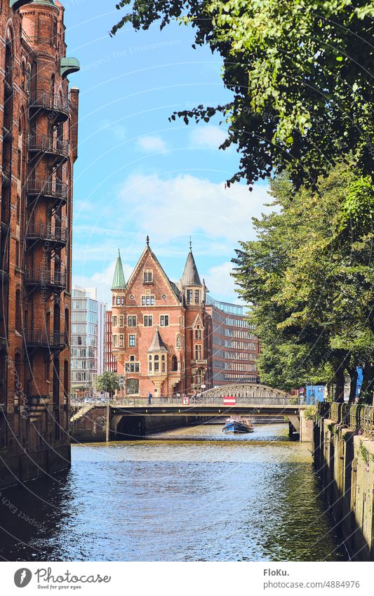 Speicherstadt Hamburg im Sommer Lagerhäuser historisch Backstein Architektur Alte Speicherstadt Brücke Sehenswürdigkeit Wasser Wahrzeichen Deutschland Gebäude