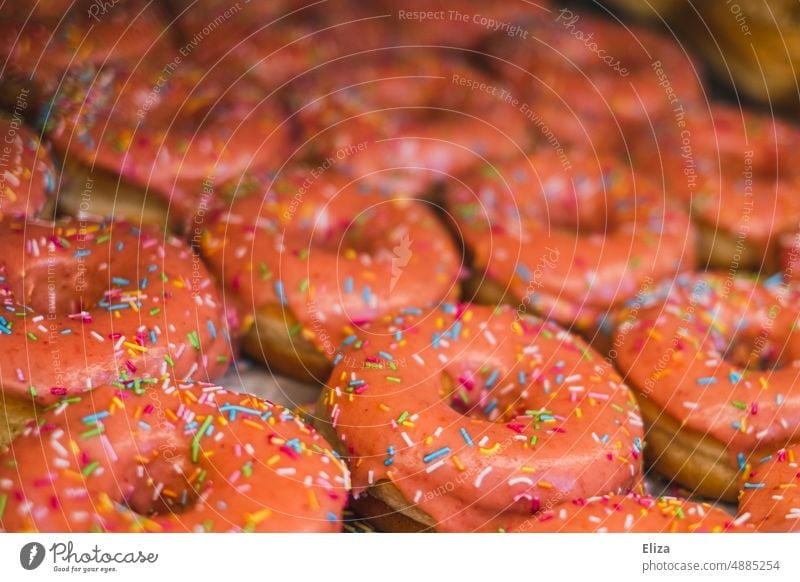 Viele rosa Donuts mit bunten Streuseln Gebäck süß Zucker Bäckerei Konditorei zuckersüß lecker Zuckerguß Dessert Zuckerguss