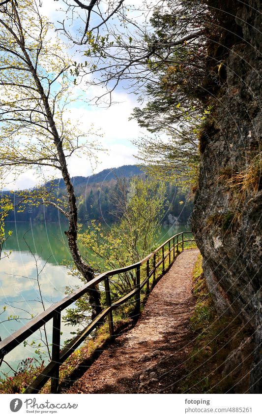 Fantastische Landschaft am Weissensee bei Füssen bei schönem Wetter Weißensee Stadtteil wunderschön zauberhaft türkis grün Strand sagenhaft fantastisch