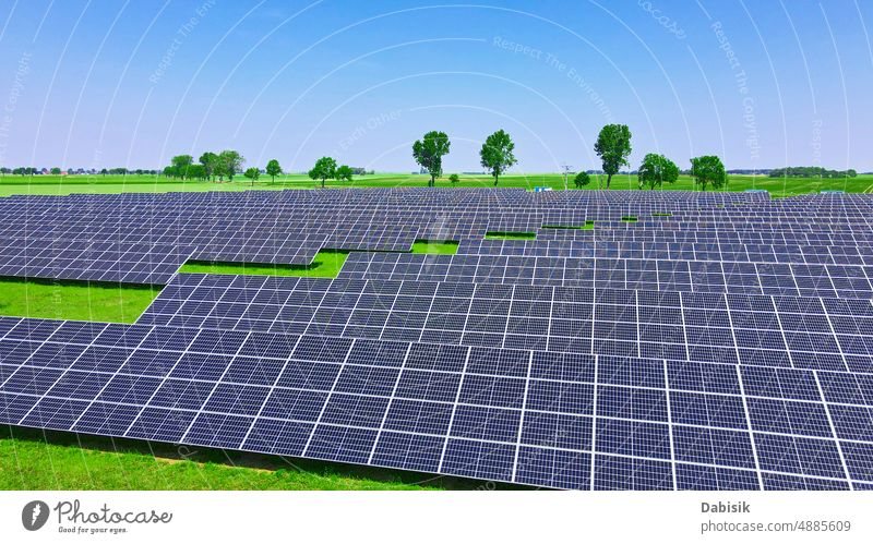 Sonnenkollektoren auf der grünen Wiese, Luftaufnahme solar Panel Energie Photovoltaik regenerativ nachhaltig Antenne Batterie Kraft Feld Technik & Technologie