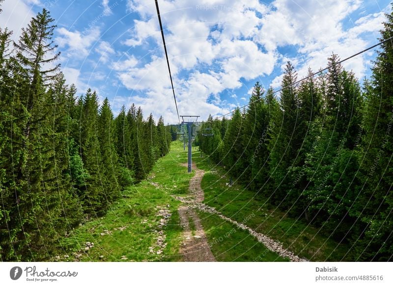 Berge mit offenem Seilbahnlift, Karpacz, Polen heben Antenne Wald Linie Sommer Hintergrund Natur Standseilbahn Resort sniezka Berge u. Gebirge Abenteuer Wagen