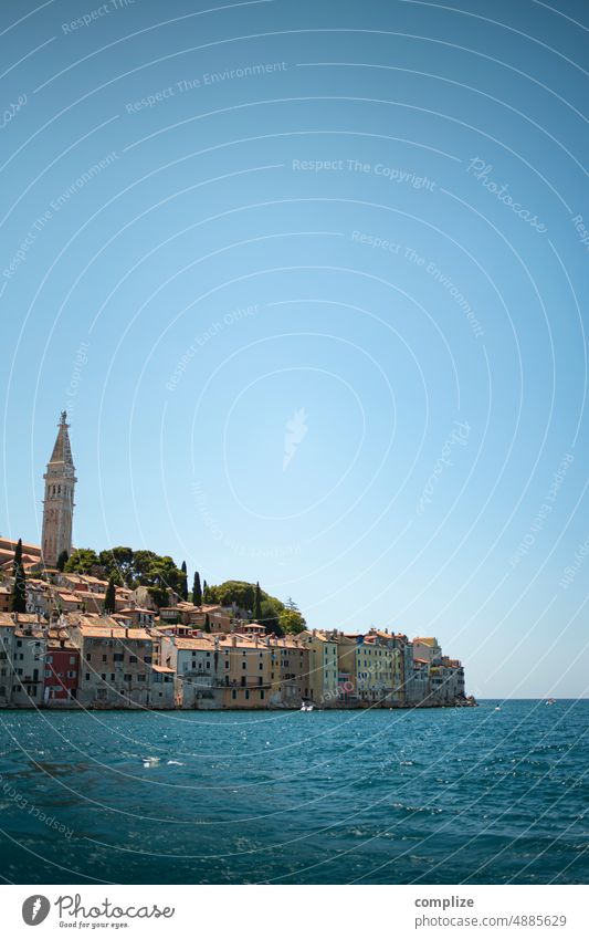 Roviny in Istrien Ankerplatz Stadt Meer Mittelmeer Kroatien Rovinj Altstadt alt Patina Seil Sommer Sehenswürdigkeit Kirche altehrwürdig Hafenstadt