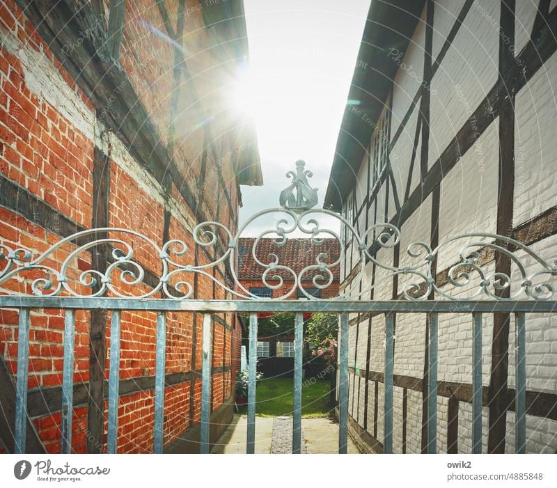 Zwischendurch Mauer Gebäude Wand Haus Lücke Zwischenraum Bauwerk Architektur Nische schmal eng Fassade Außenaufnahme Sonnenlicht Gegenilicht Himmel Wolken