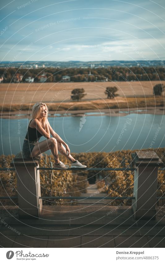 Frau entspannt am Weinhang Frauengesicht Frauenbein Frauenpower Idylle Ruhe entspannung relax Erholung Entspannung Sommer Freizeit Ferien Freude lifestyle posen