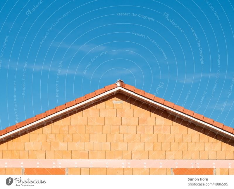 Neubau unter blauem Himmel Baustelle Hausbau Dach Rohbau Eigenheim Arbeit & Erwerbstätigkeit Handwerk gemauert Richtfest Handwerker bauen Bauwerk Gebäude