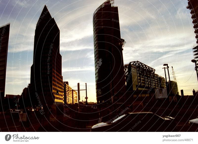 Potsdamer-Platz Gebäude Gegenlicht Stimmung Abenddämmerung Abendsonne potsdamer Sony Center Berlin Sonne db-tower Architektur