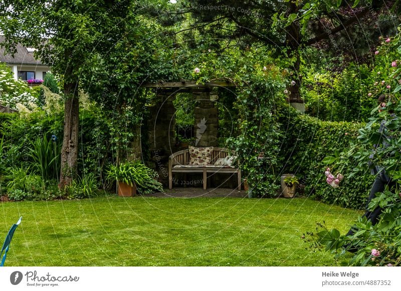 Ruhepunkt im Garten grün Pflanze Natur Blatt Bank Baum ruhig Parkbank Einsamkeit Erholung Tag Pause sitzen Menschenleer Gras Holzbank Sitzbank Wiese Schatten