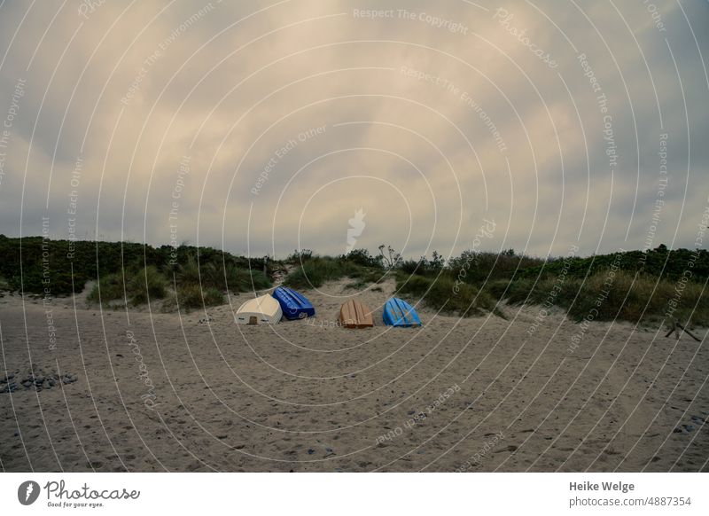 umgedrehte Boote am Strand Meer Wasser Sand Küste Ferien & Urlaub & Reisen Tourismus Menschenleer Mecklenburg-Vorpommern Landschaft Ostseeküste Sandstrand