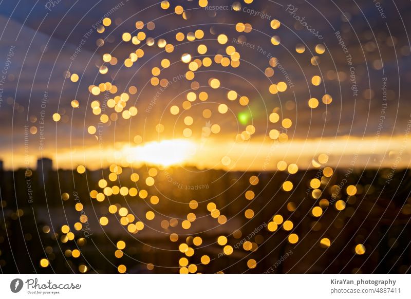 Unscharfe Regentropfen auf Glasfenster bei Sonnenuntergang golden Tropfen Fenster verschwommen Bokeh nass Knolle Vollständiger Rahmen Lichter Betrachtungen