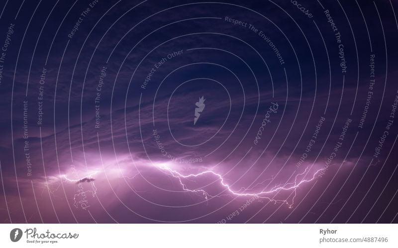 Helle Blitze am lila Nachthimmel während eines Gewitters Herbst Hintergrund schön hell Cloud wolkig Textfreiraum Gefahr dunkel dramatischer Himmel elektrisch