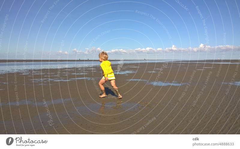 Kindheit | Ferien | Nordseeküste | wattwandern & das Meer genießen. Mensch Junge am Meer Watt Wattwanderung Strand Sand Ebbe Himmel Wolken