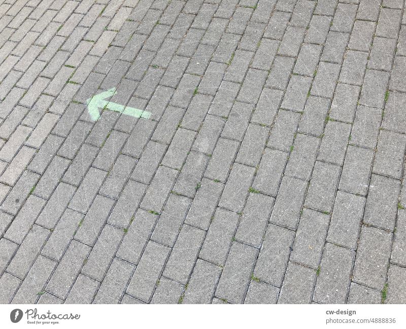 Pfeil nach links auf Pflastersteinen Gehweg Straße Wege & Pfade Verkehrswege Strukturen & Formen Bürgersteig Menschenleer Bodenbelag Asphalt Farbfoto Stadt