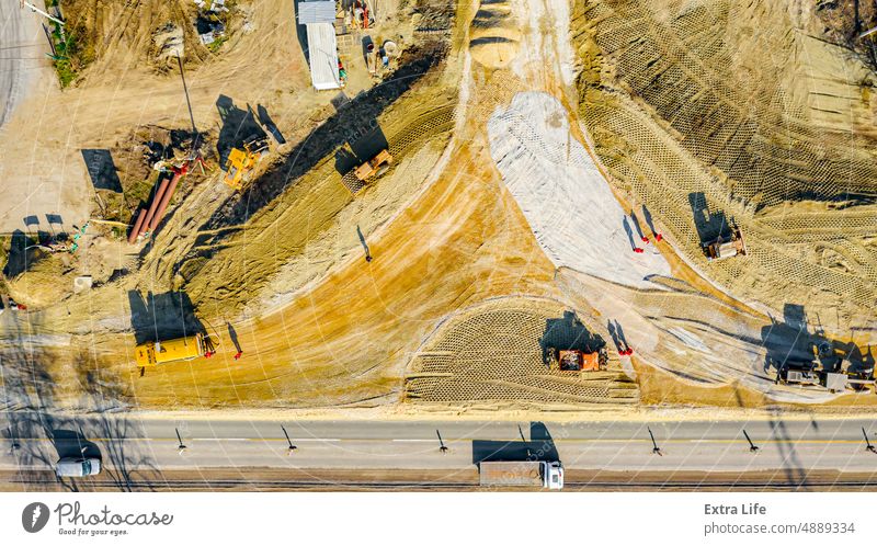 Luftaufnahme des aktiven Verkehrs und der im Bau befindlichen Straße, Bau der Brücke mit Kreisverkehr oben Antenne Architektur Gegend Asphalt Basis Baustelle