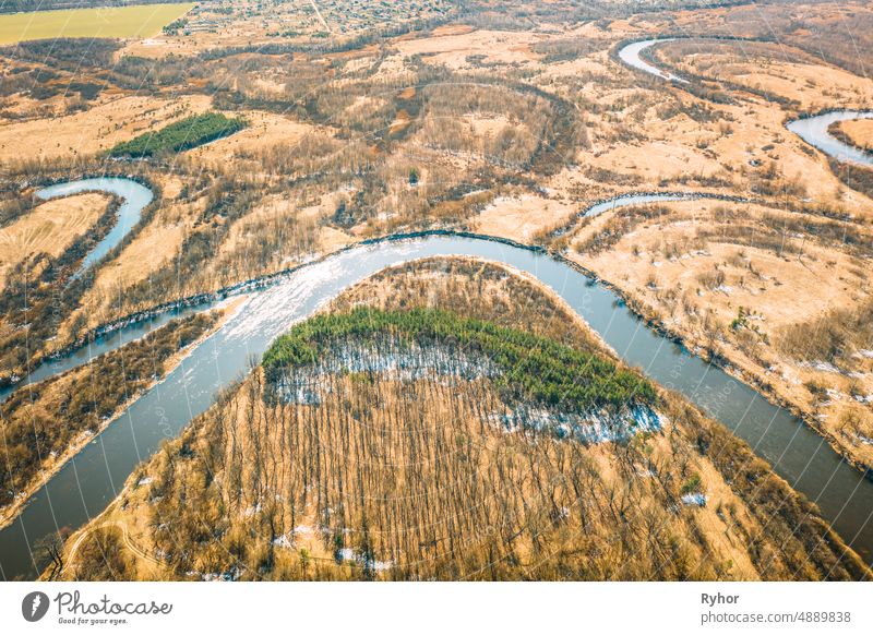 Weißrussland. Luftaufnahme von trockenem Gras und geschwungenen Fluss Landschaft im frühen Frühling Tag. High Attitude Ansicht. Sumpf Moor. Drone Ansicht. Vogelperspektive Blick