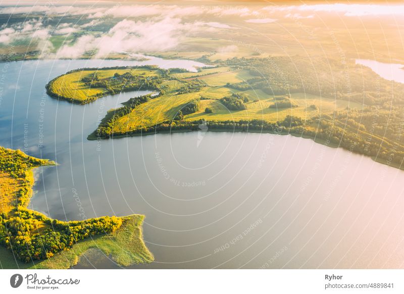 Bezirk Lyepyel, Region Witebsk, Belarus. Luftaufnahme eines Wohngebietes mit Häusern auf dem Lande. Morgennebel über Lepel See Bezirk Beloozerny Antenne