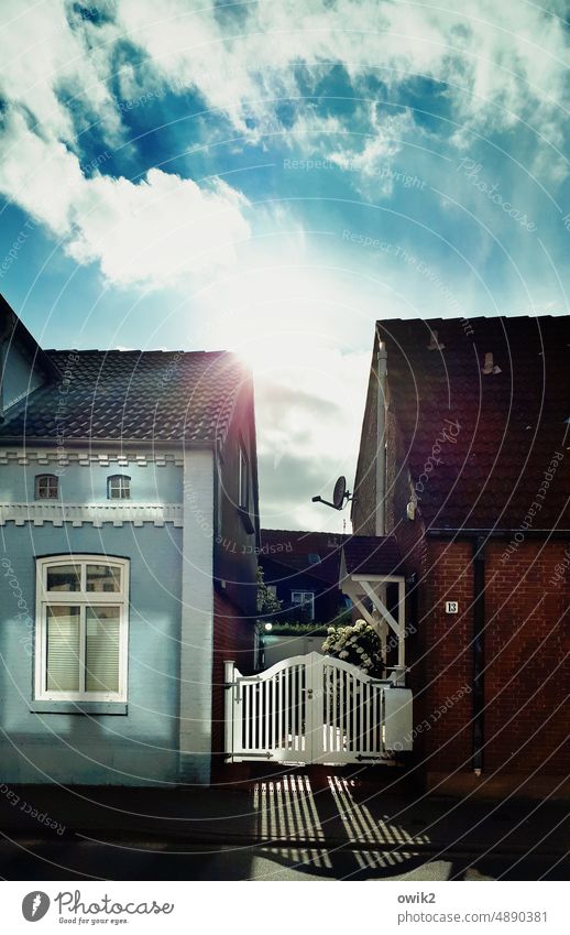 Eckernförde Gebäude Wand Haus Lücke Zwischenraum Bauwerk Architektur Nische schmal eng Fassade Außenaufnahme Sonnenlicht Gegenilicht Himmel Wolken Farbfoto