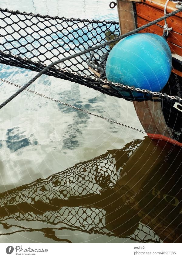 Netzaufbau Fischerboot Wasserfahrzeug Fischereiwirtschaft Fangnetz Tradition Fischernetz Netzwerk Küste Meer Außenaufnahme Tag Farbfoto ruhig Bootsfahrt