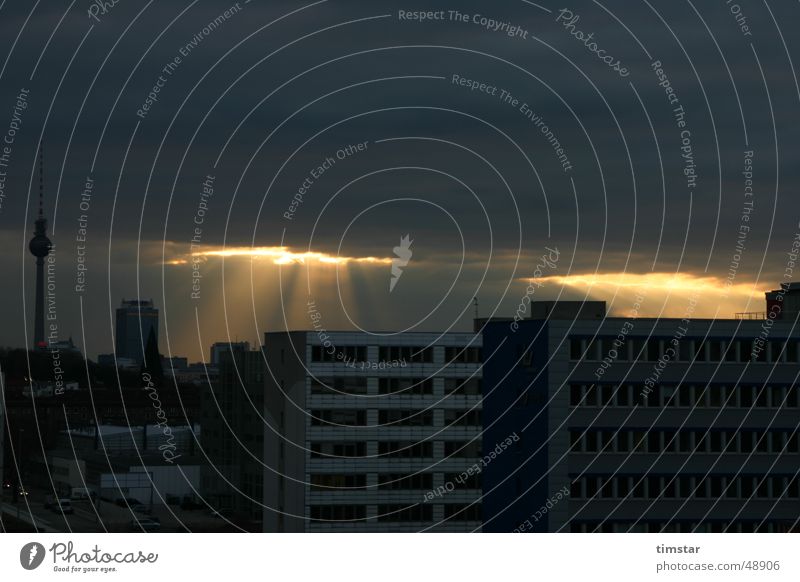 Berliner Götterfunke Licht Durchbruch Wolken Sonne Berliner Fernsehturm Himmel