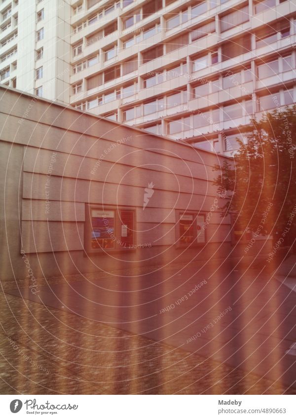 Spiegelung in einer Scheibe mit rotem Vorhang im legendären Kino Zoo Palast am Kurfürstendamm in der Hauptstadt Berlin Glas Fensterscheibe Schaufenster Foyer