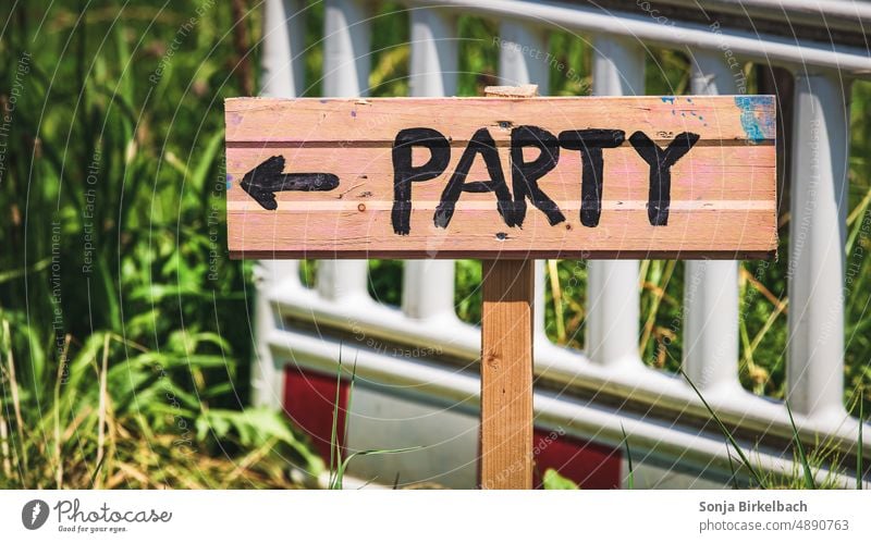 Wo ist die Party? Schild zum Spaß :) Schild selbstgebaut als Wegweiser zur Gartenparty Hinweis selbstgeschrieben Fete Fest Orientierung Richtung Pfeil Zeichen