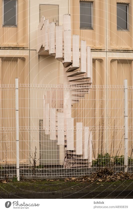 Aussentreppe Wendeltreppe aus Beton Außenaufnahme aussentreppe Treppengeländer Architektur Gebäude Spirale Menschenleer Zaun modern beige Geländer Bauwerk hell