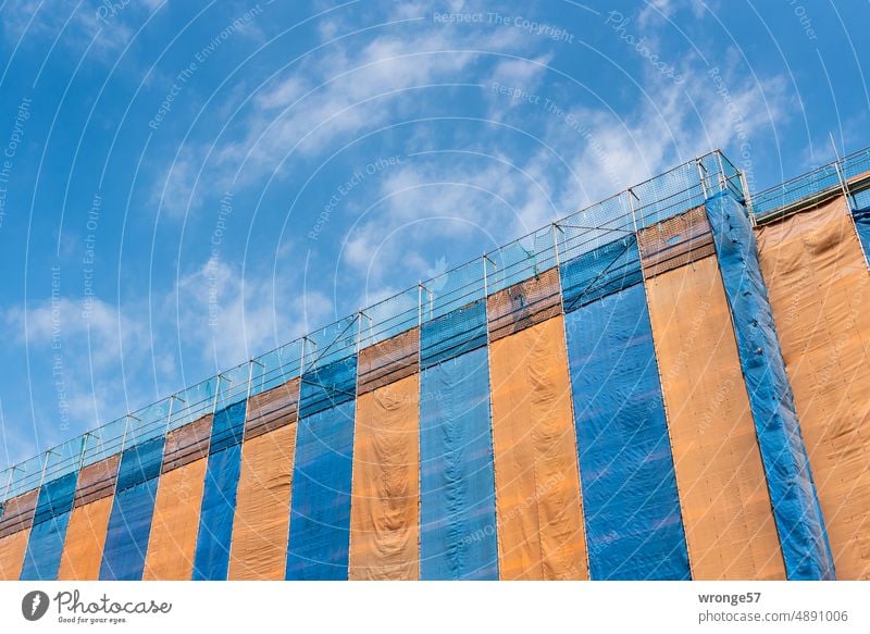 Was kommt was bleibt? | sehen wir später! Thementag Sanierung Gebäudesanierung eingerüstet Fassadenschutznetz Fassadennetze mehrfarbig Wunschfarben