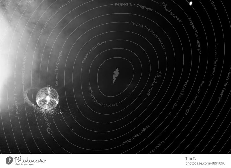 Diskokugel am Boden in Schwarz Weiß Event Veranstaltung Party Licht Feste & Feiern Dekoration & Verzierung Entertainment Menschenleer smoke Nebel Nacht