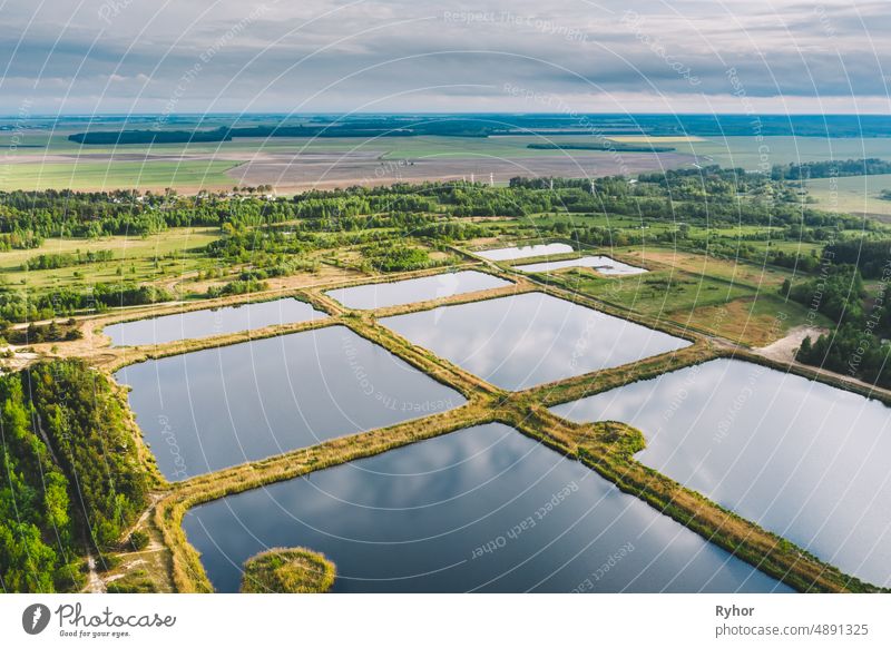 Luftaufnahme Rückhaltebecken, Wet Pond, Wet Detention Basin oder Stormwater Management Pond, ist ein künstlicher Teich mit Vegetation rund um den Perimeter, und umfasst einen permanenten Pool von Wasser in seinem Design.