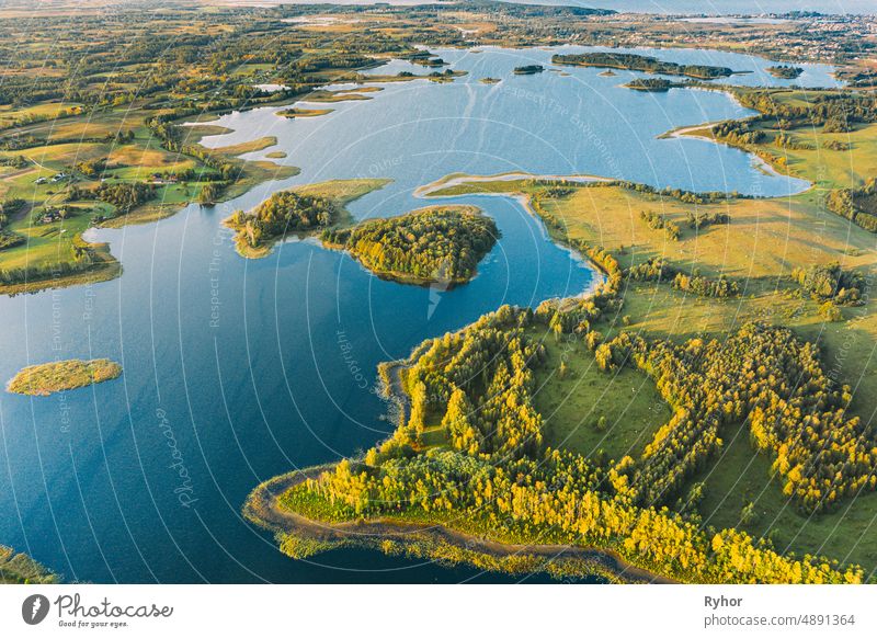 Braslaw oder Braslau, Vitebsk Voblast, Weißrussland. Aerial View Of Nedrava See und grünen Wald Landschaft in sonnigen Herbstmorgen. Top View of Beautiful European Nature From High Attitude. Ansicht aus der Vogelperspektive. Berühmte Seen. Natürliche Wahrzeichen