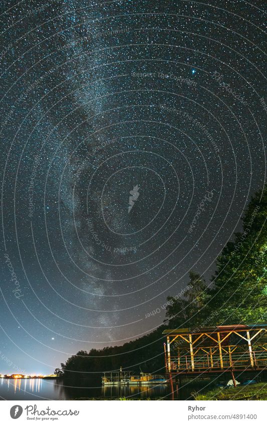 Nacht Sterne über See. Milchstraße Galaxie und natürlichen Sternenhimmel Hintergrund Hintergrund Landschaft Glühende Sterne sternenklar schön blau Farbe