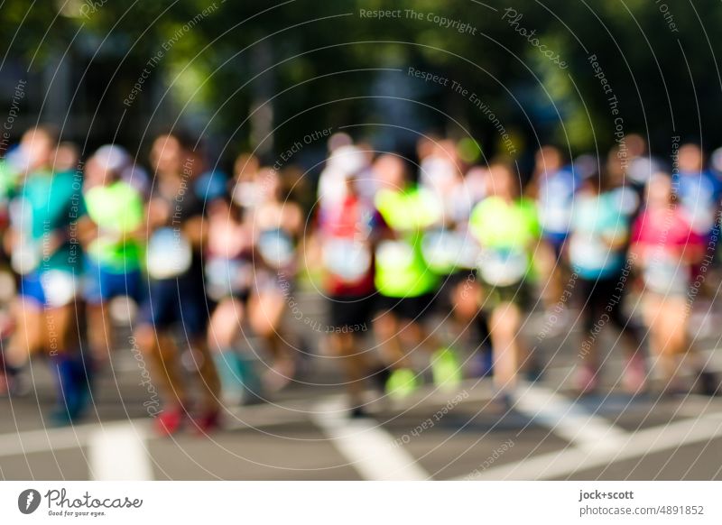 Einen Marathon läuft man nicht alleine Volkslauf Sport Joggen laufen Menschengruppe defokussiert Berlin-Mitte Straße Ausdauer Unschärfe Hauptlauf