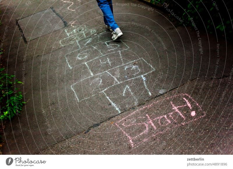 Himmel Hölle aussage botschaft buchstabe farbe grafitti grafitto kinderzeichnung kreide kreidezeichnung kunst message nachricht parole pflastermalerei politik