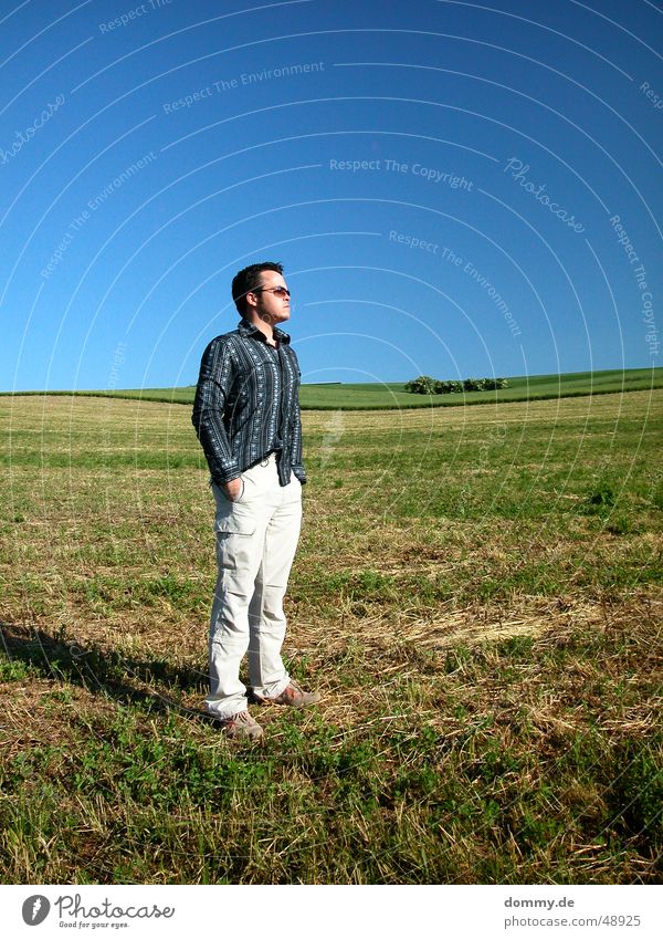 cool Mann stehen Feld Würzburg Brille Sommer grün Hose Hemd beweglich Coolness dommy höchber Sonne blau Schönes Wetter Haare & Frisuren Nase Mund Zufriedenheit