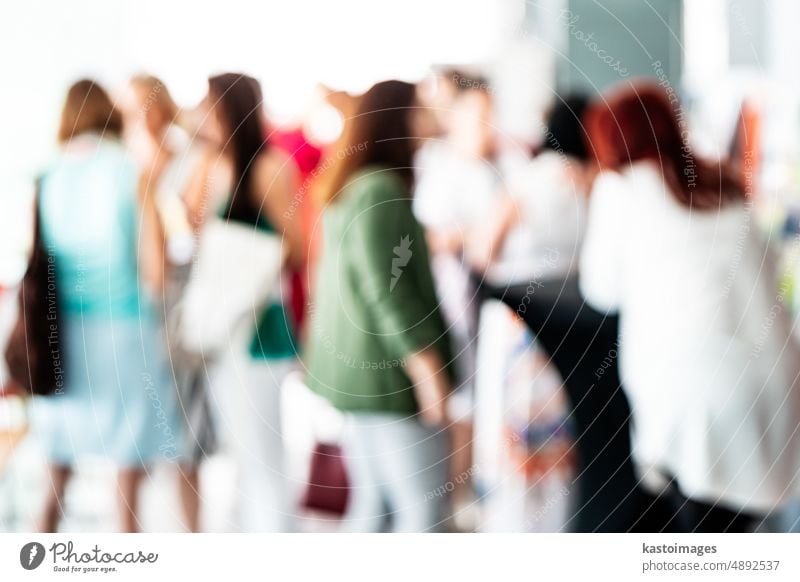 Unscharfes Bild von Geschäftsleuten in der Kaffeepause einer Konferenzsitzung. Pause Veranstaltung Tagung Business Sitzung Geschäftsfrauen sozialisierend