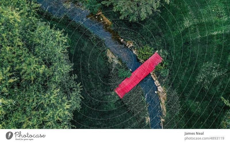 Rote Brücke über kleinen Bach Gras Herbst Frühling Laubwerk Natur Wasser Blatt Schönheit Hintergrund fließend rot Bäume Baum Fotografie im Freien Luftaufnahme