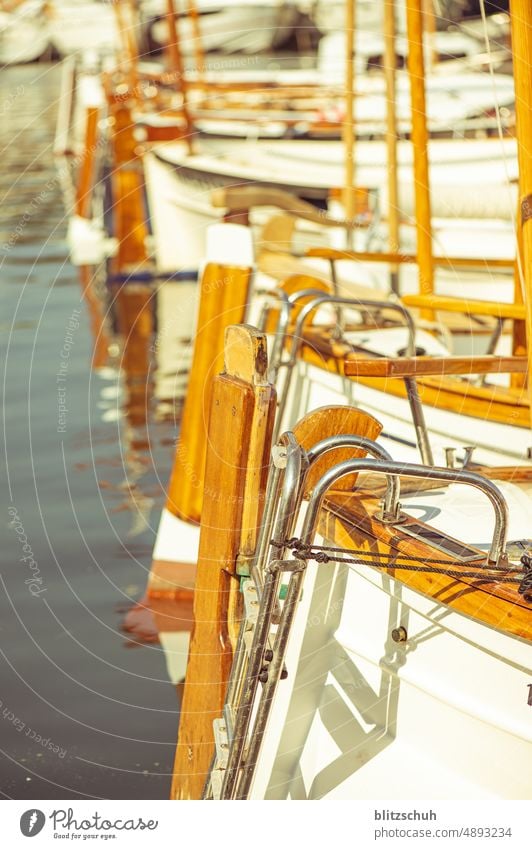 Boote in einem Hafen in Spanien, Katalonien Schiff Schiffe alte Boote Wasser Sea Meer See Sommer Küste Urlaub Tourismus Strand reisen Ferien & Urlaub & Reisen