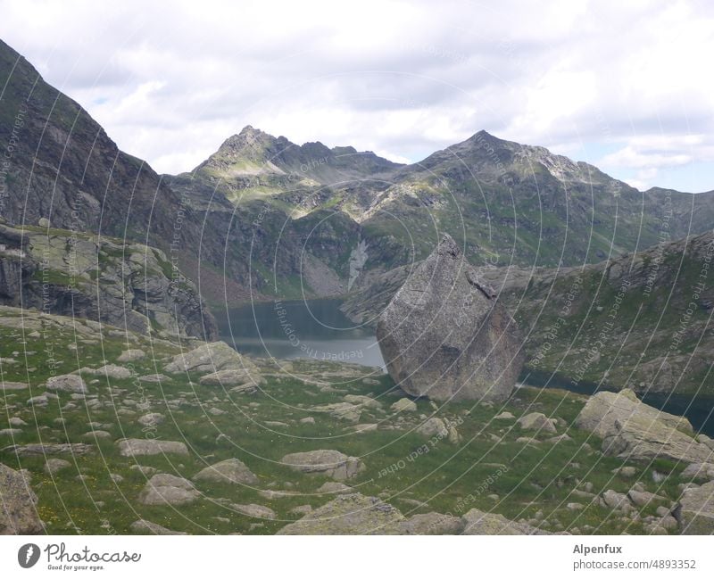 Stoned again Felsen Steine Berge u. Gebirge Wasser Himmel Außenaufnahme Natur Wolken Gipfel Alpen Menschenleer Hügel große Steine hügelkette Bergsteigen wandern