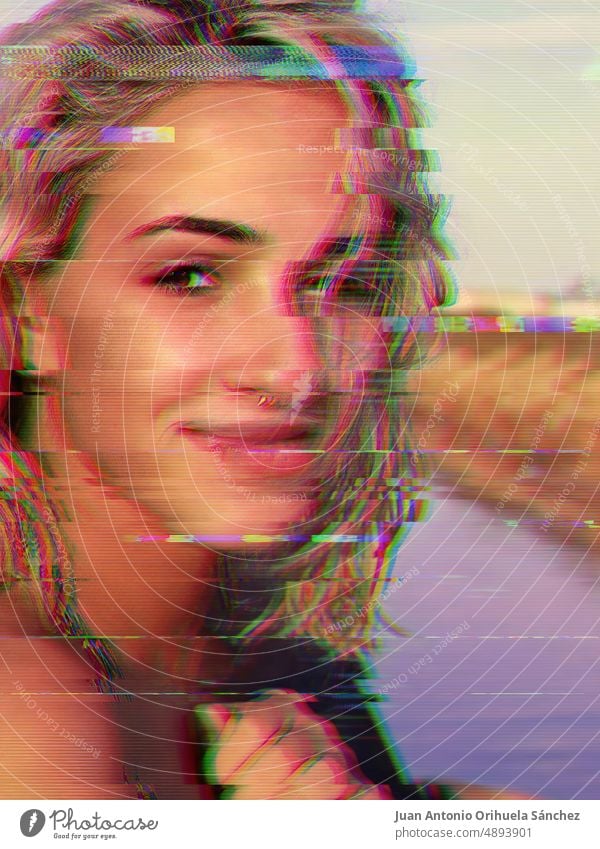 Verzerrtes Porträt einer hübschen jungen Frau. Psychische Störungen. Glitch-Effekt der virtuellen Realität. Tiefes Fake-Konzept. Filter verzerrt. Glitched Fernsehbildschirm Effekt. Digitale Artefakte. Digitale Fehler.