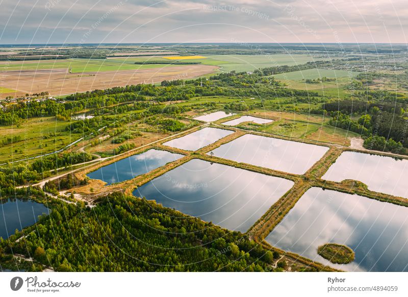 Luftaufnahme Rückhaltebecken, Wet Pond, Wet Detention Basin oder Stormwater Management Pond, ist ein künstlicher Teich mit Vegetation rund um den Perimeter, und umfasst einen permanenten Pool von Wasser in seinem Design.